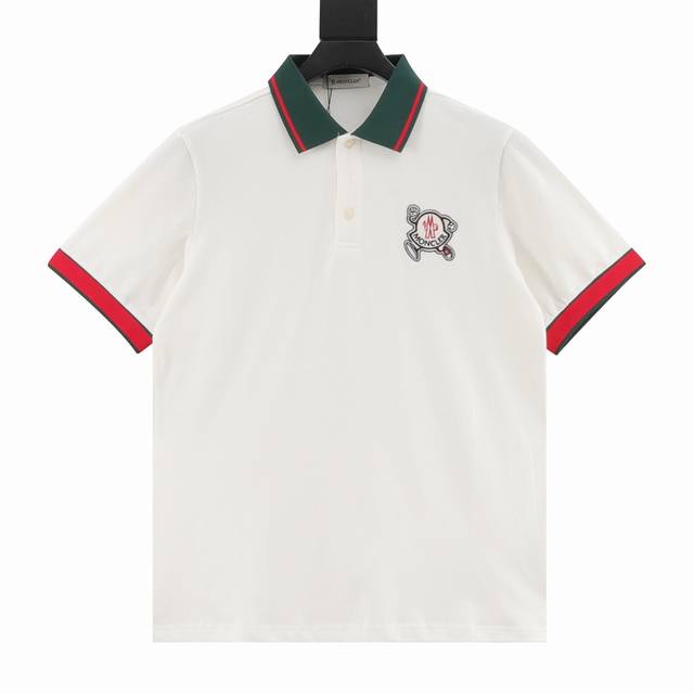 140 moncler/蒙口 奔跑小人刺绣徽章短袖Polo衫 采用100%棉双面珠地面料，拆解纱线分析，订织蜂窝四角网眼胚布， 衣领为双系统提花定织扁机制成，有