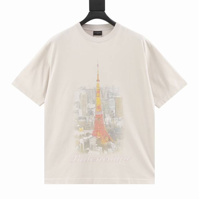 130 balenciaga 巴黎世家新款日本东京银座限定 东京塔康丽印花T恤。复古洗褪灰白色，康丽印花立体逼真，时尚大方，气质爆款，宽松版型，男女可穿。 颜色