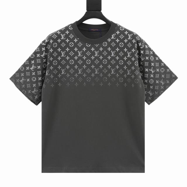 130 louis Vuitton/路易威登 24Ss 老花渐变印花短袖 面料采用32S双股纱精梳棉紧密赛络纺纱线，克重260G，配套1*1横机全棉螺纹，整件衣