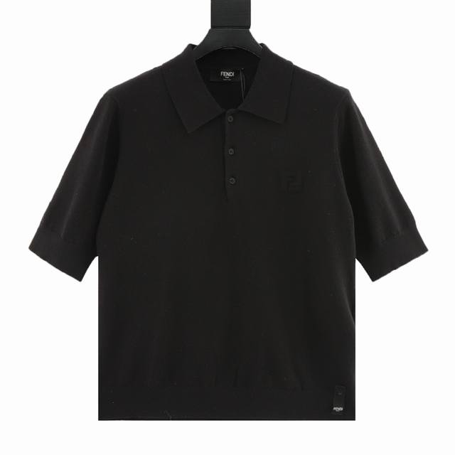 180 fendi/芬迪 25Ss Ff浮雕压花针织Polo短袖 定织锦绒密毛织 进口专机红外线定位“Ff 标识” 位置更为精准，采用冲压填充技术 根据原版制作