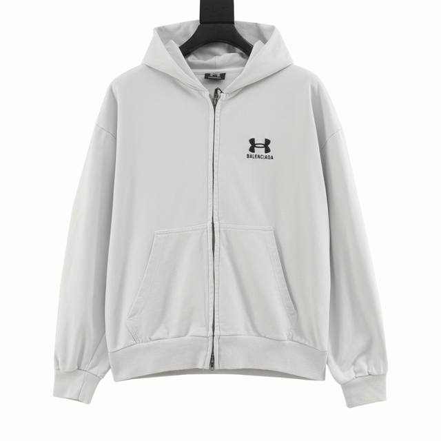 390 balenciaga巴黎世家Blcg X Ua 联名款套装针织连帽卫衣外套 这款联名针织裤，将高端时尚与运动功能完美融合。打造出一款既时尚又实用的单品，
