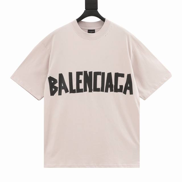 p140 balenciaga巴黎世家 胶带短袖 原版衣服都是做过喷马骝工艺 买现成布颜色会不均匀 出现一条一条很明显的痕迹 印花细节比较多需要一点点抠 从打色