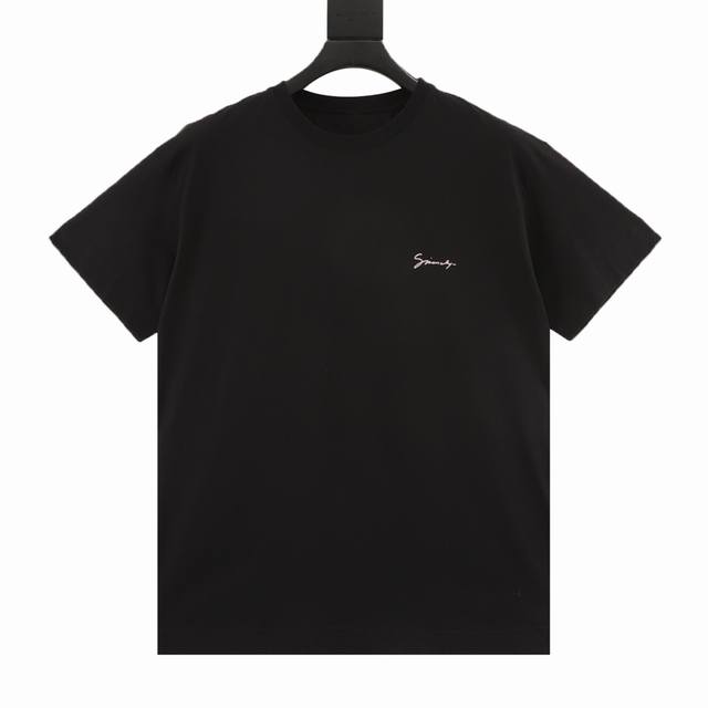 130 givenchy/纪梵希 25Ss 博物馆艺术品展示印花短袖 采用100%棉质面料，柔软透气，让你在夏日里尽享舒适。 胸前小字母背面复古图案艺术品展示印