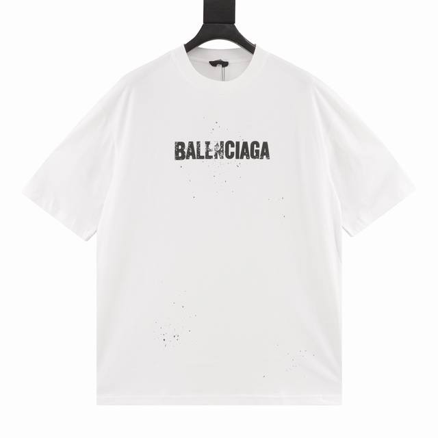 130 balenciag@新款斑驳字母泼墨印花T恤。慵懒随性街头范儿，斑驳字母设计增添复古韵味。泼墨涂鸦印花元素添点睛之笔，诠释潮流身份，打破纯色单调。衣摆的