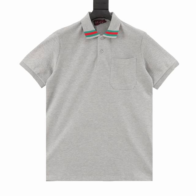 140 gucci/古驰 25Ss 领口拼接撞色短袖Polo衫 原版品质，欢迎对比 。品牌经典图案巧妙糅合纹理与缀饰细节，为2025早春系列的成衣设计增添色彩。