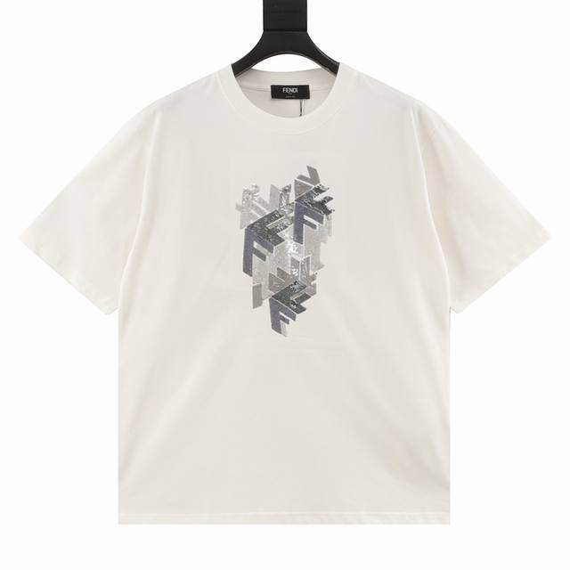 120 fendi/芬迪 25Ss 3D亮片珠片撞色绣花短袖T恤 专柜7700原版购入，正面定制有3D效果Fendi Block图案多色微型亮片刺绣。 前幅珠片