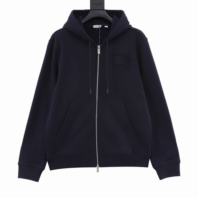 420 burberry巴宝莉Bbr 战马贴布拉链连帽卫衣外套 选用厚质平织棉面料打造，整体裁剪较为宽松，双向拉链开合方便穿脱，抽绳式连帽可调节松紧，圆柱形帽绳