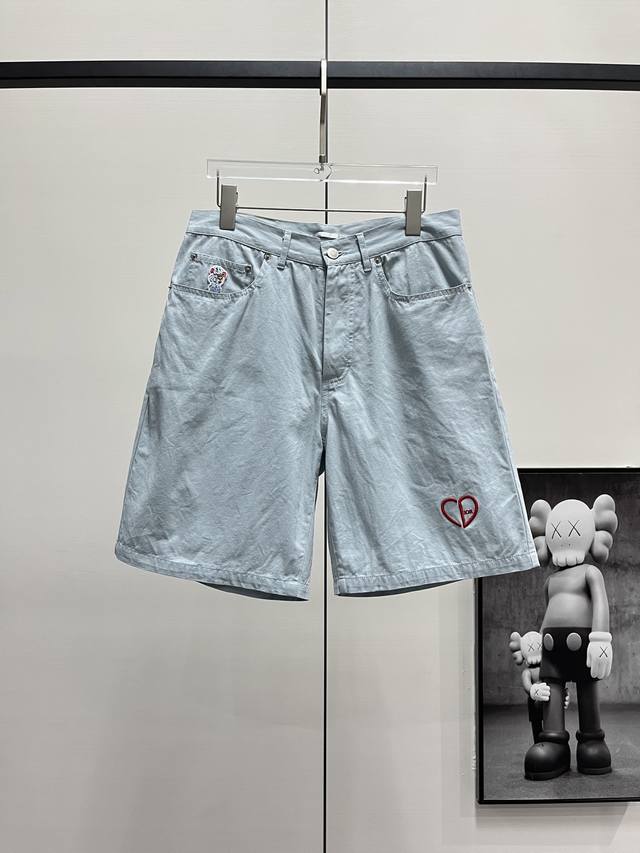 本地自取260 dior丨迪奥 24Ss 爱心刺绣短裤 新款长裤本季展示Cd Heart 标志，以几何图案魅力与浪漫风格突显 Dio品牌首字母，采用棉质混纺起绒