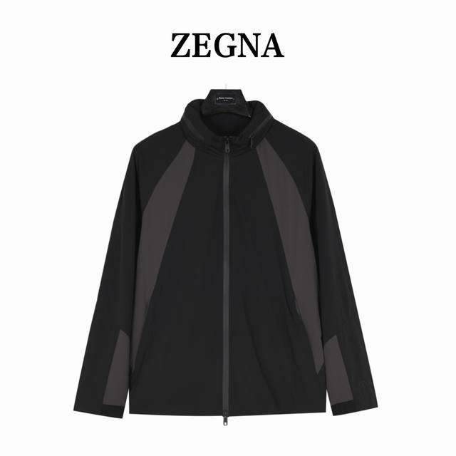 本地自取440（支持放店） zegna/杰尼亚 拼接轻薄外套 贸易渠道稀出，海外精品限量销售。户外风衣产品的典范，全身暗纹的商标彰显品牌辨识度。这款夹克兼备温暖