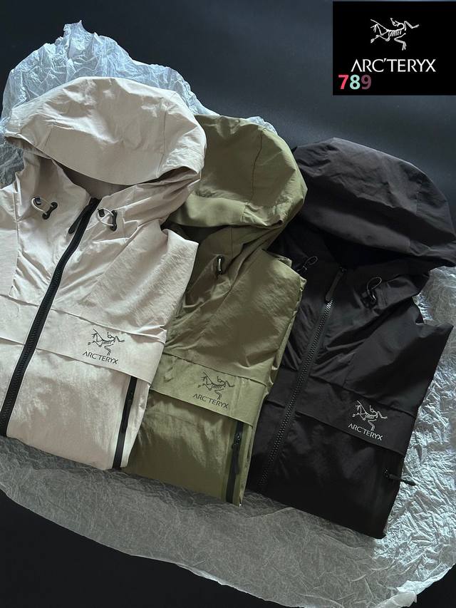 p250 【鸟家新款户外休闲夹克外套】 三层压胶技术，防风雨，防静电，抗撕耐磨！做到了即轻量，又具备很好的三防效果，轻松应对各种户外复杂环境！专业级户外连帽冲锋