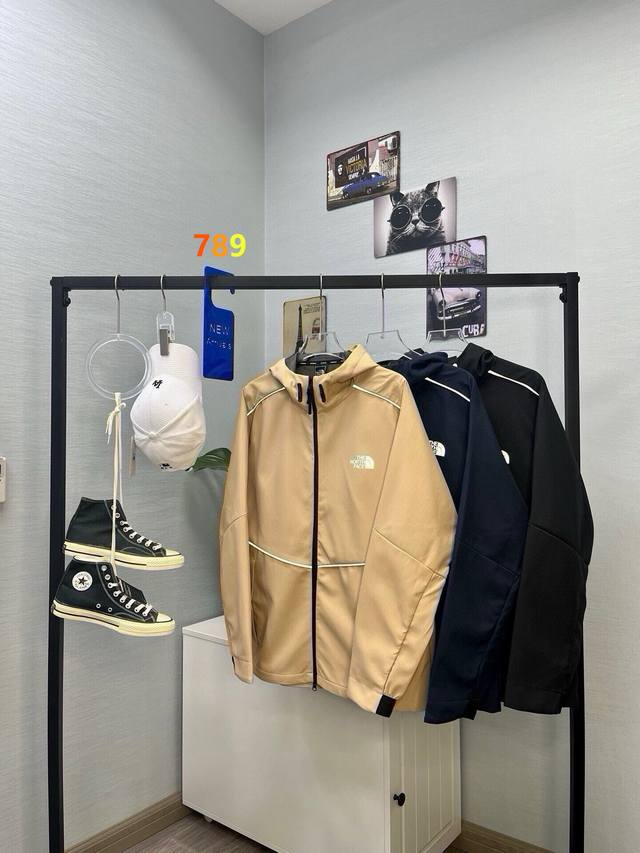 p210 【北面反光冲锋衣】 tnf北面The North Face反光连帽外套夹克冲锋衣，宽松显瘦，高品质，帽子有注塑调节扣可随意调节，穿着方便，Wang炸绝
