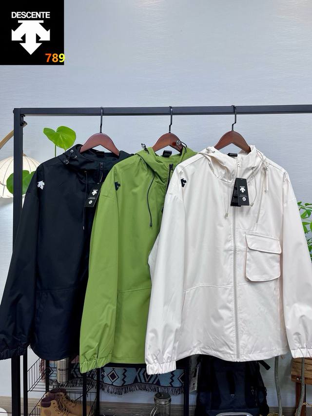 p200 【迪桑特户外冲锋衣外套】 descente迪桑特连帽百搭机能防风冲锋衣连帽外套夹克，宽松显瘦，高品质，胸前搭配立体口袋，帽绳有注塑调节扣可随意调节，穿