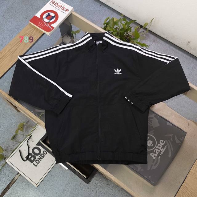 p200 2025新款Adidas阿迪达斯刺绣三叶草三道杠绣花休闲情侣立领防风夹克外套，采用爽滑亲肤面料，面料厚实立体感更强，体感更舒服，定位裁剪，费时又废料，