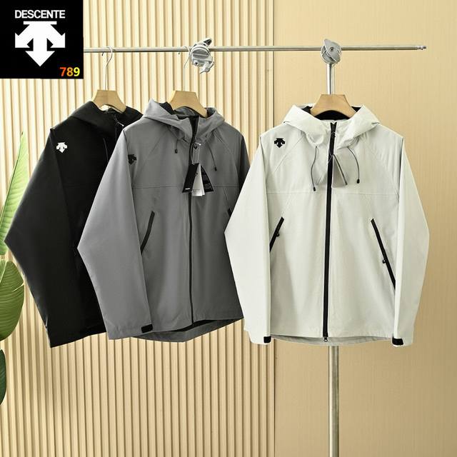 p200 descente 25年春季迪桑特户外防风防水拉链连帽休闲冲锋衣夹克功能性薄款外套， 颜色：黑色，灰色，珍珠白 面料采用轻薄、防风，透气，轻量，耐磨，