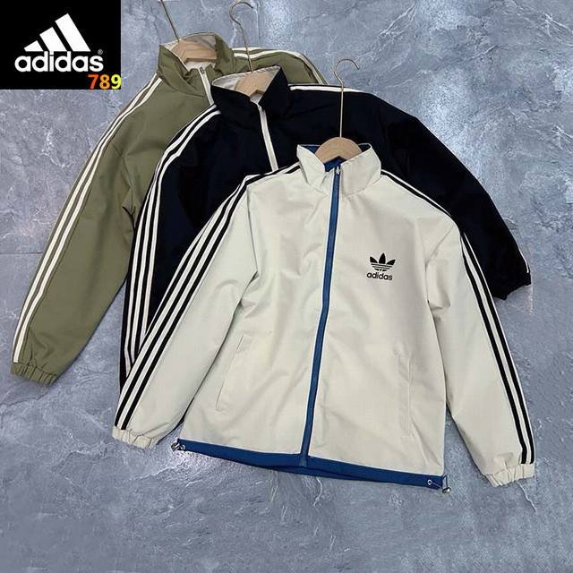 p200 adidas/三叶草 撞色拼接复古双面穿风衣外套 今年最火的撞色拼接+复古元素 让你潮到无边无际的三叶草风衣来啦！ 客供定制梭织面料 防风保暖的同时极