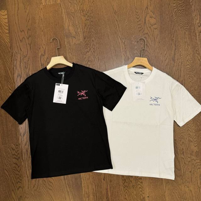 130 arc'teryx 经典多彩标识Logo字母印花情侣圆领休闲短袖T恤 coler：黑色 白色 采用双纱纯棉面料 真正的爽滑棉 高温预缩处理 非常重磅手感