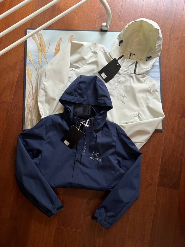 180春秋季爆款！可搭配情侣款Gore-Tex 防水透气始祖鸟冲锋衣 傲视全网，最新科技面料，口袋防水技术内里网状型，今年最新款的设计，连帽设计 拉链可以拆卸下