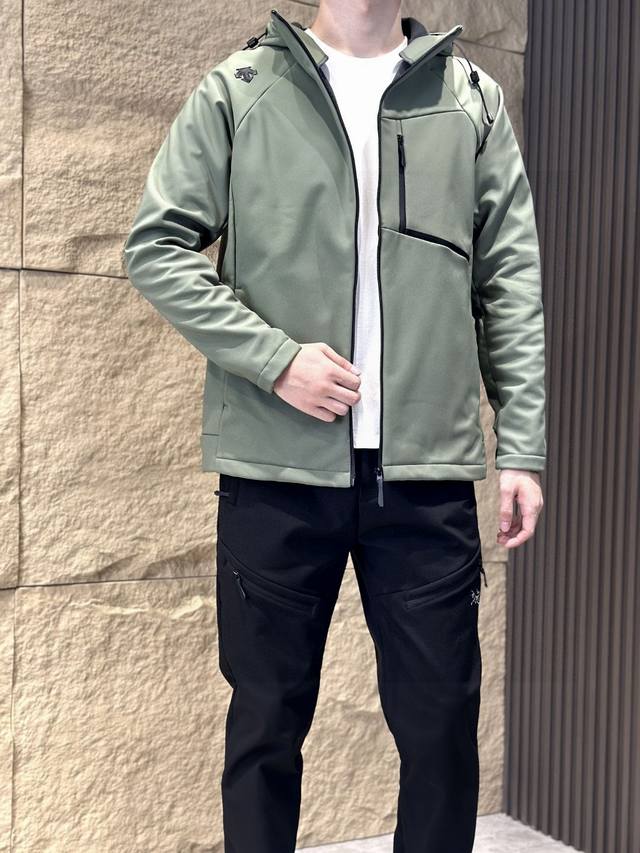 210 descente—迪桑特秋季新款男户外抓绒登山服夹克连帽冲锋衣这款软壳可以说是全能型户外软壳衣，防水，防风，防泼溅，立体剪裁，双层复合抓绒面料，经典软壳