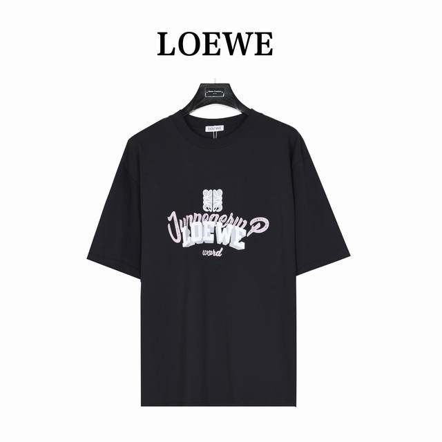 本地自取160 loewe 罗意威 24Ss 重叠字母短袖T恤 面料采用定制240G 26支特滑双股精棉平纹高密无尘全棉布料。前幅高密度加厚，走线平整，代工品质