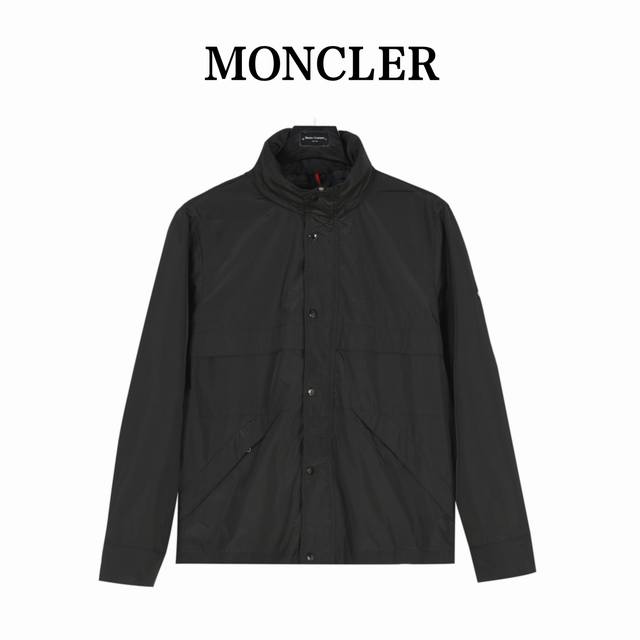 本地自取470（支持放店） moncler/蒙口工装风轻薄连帽外套 帽子可隐藏贸易渠道稀出，海外精品限量销售。户外风衣产品的典范，全身暗纹的商标彰显品牌辨识度。