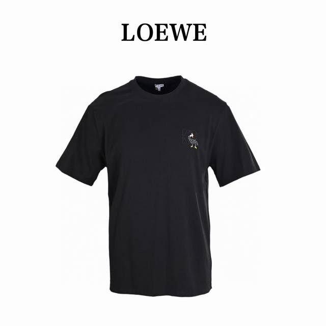 本地自取160 loewe × Suna 罗意威 联名款 珍珠鸡短袖T恤 采用180克爽棉面料，进口机立体绣花，面料都经过浇洗，手感质感更佳，不易变形，不易缩水