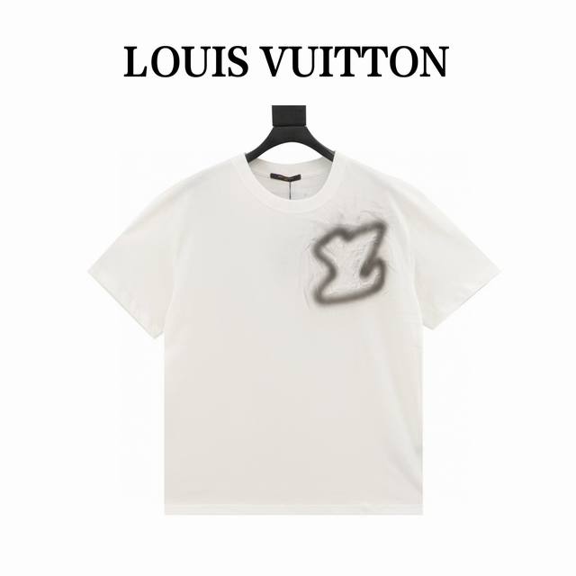 本地自取140 louisvuitton/路易威登 胸前Logo手绘刺绣短袖T恤 标志性的品牌标识元素,以绚丽色彩渲染点缀夏季的青春穿着.又一款大刷存在感的精品