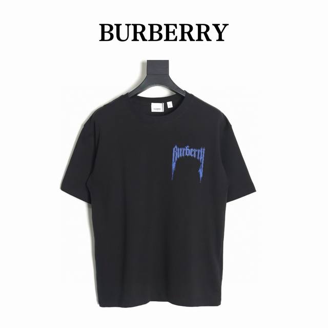 本地自取160 burberry 巴宝莉 24Ss 哥特字母短袖T恤 面料采用定制240G 26支特滑双股精棉平纹高密无尘全棉布料。前幅高密度加厚，走线平整，代