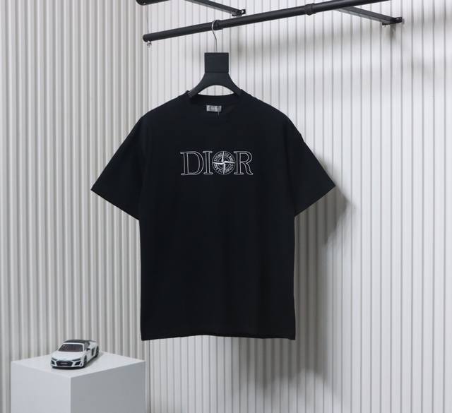 p180 Dior/迪奥Cd X Stone Island石头岛 联名款刺绣字母罗盘短袖T恤 dior这款 T 恤来自 Dior And Stone Islan