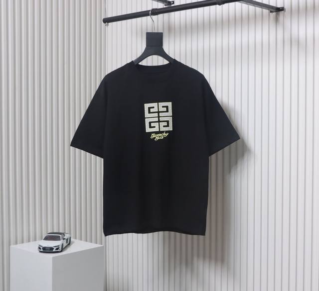 p180 Givenchy Gvc纪梵希 小孔刺绣圆领短袖T恤 标志性网布绣花字母Logo标识 官方同步 1:1原版开模 时尚个性 百搭潮流 纯原品质 原版洗水