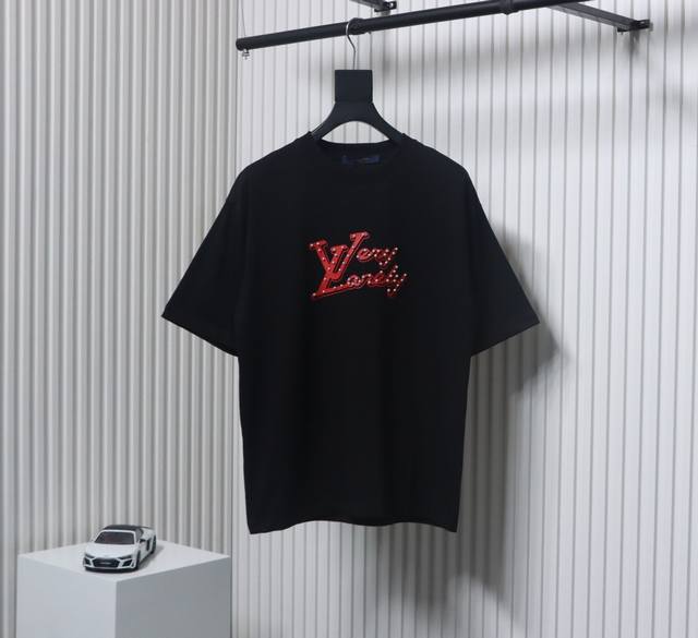 p180　Louis Vuitton 路易威登斑点红色镂空印花短袖 - 胸前品牌字母印花后背贴布Logo大牌感十足 高端大气完美演绎 经典圆领不挑人版型上身巨显