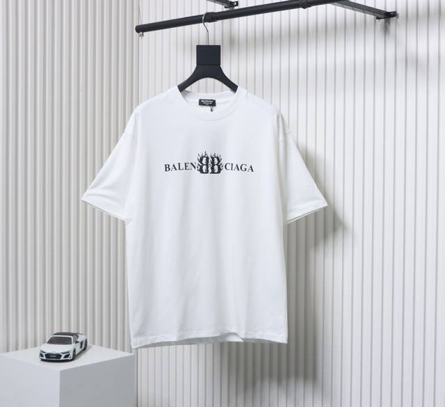 p180 Balenciaga/巴黎世家 25Ss 火焰双B字母印花短袖 采用260克精梳棉面料，全棉螺纹，面料洗水，手感柔软，透气舒适。前幅小标字母设计，后背