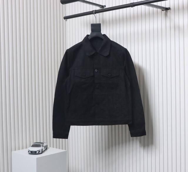 p190 Lv立体老花牛仔夹克外套 1面料采用430克全棉提花牛仔布，对版定染，力求与原样一致，起订量3000米； 2拼接部位的圆弧工人在车缝时很难做到平顺，必