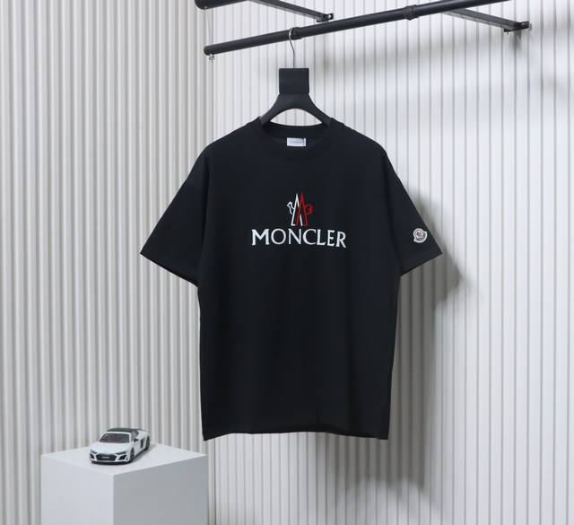 p180　Moncl* 蒙口* 2025春夏新款短袖T恤 重磅纯棉字母印花 颜色：黑色 白色 码数：S M L Xl Xxl