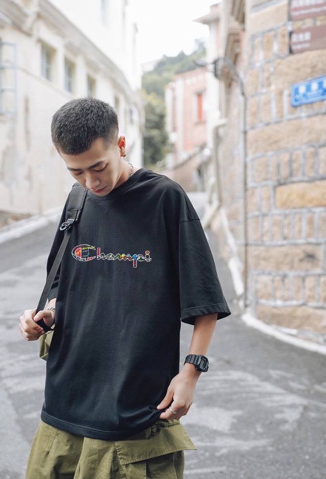 60 上新！Champion/冠军极简的设计转化为服装语言，就如这件基础短袖T恤，有着极其细腻的面料质感，平淡中无处不透入极简高级质感！ 简单、个性、品牌辨识度