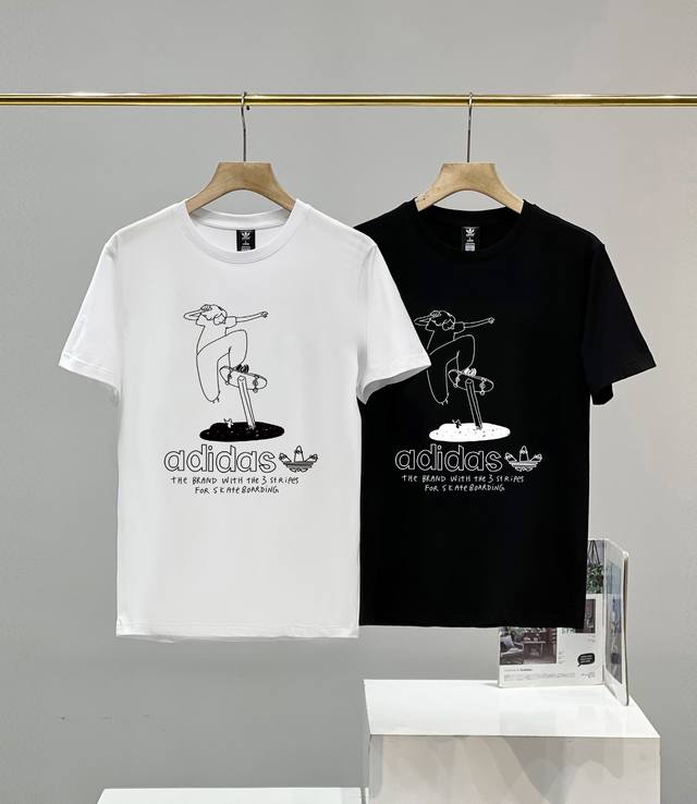 60 阿迪达斯Adidas三叶草新款印花情侣短袖，做工面料细节都无法挑剔，印花采用进口浆料，高端的走线精致细腻，简直太完美了！版型宽松，男女都可以穿！ 颜色: