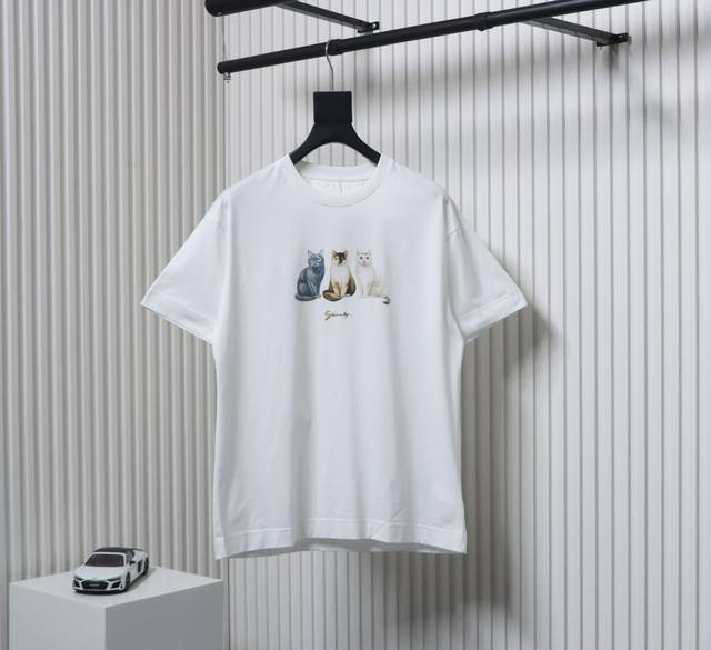 p200　Givenchy/纪梵希 25Ss 三猫咪印花短袖 高定锋芒邂逅慵懒美学，相信在每个人的生活画像中，都有一只猫咪的存在，猫咪在生活也早已是治愈系的象征