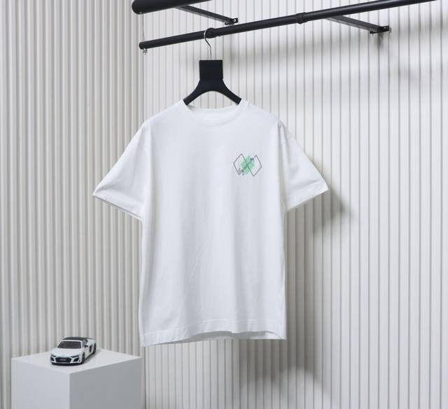 p200 Givenchy/纪梵希 25Ss 珠片绣花Logo短袖 采用100%棉质面料，柔软透气，让你在夏日里尽享舒适。 胸前手工菱形亮片工艺，展现品牌独特魅