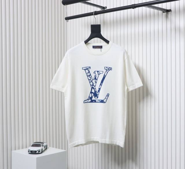 p210 Louis Vuitton/路易威登Lv 滑雪系列提花Logo针织短袖T恤 采用细针织片，德国进口提花机织片而成， 提花图案织线原衣提对色环保固色定染