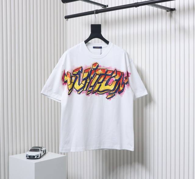 p180 Louis Vuitton/路易威登 漫画卡通火焰字母印花短袖 采用210G原版厚重面料 日本进口印花机喷绘而成 定制1:1辅料 25Ss特殊螺纹 宽