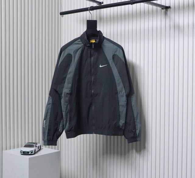 p230 Nike X Drake 联名款 Nocta系列撞色立领夹克外套 面料采用梭织原版定制 功能性防水面料Logo印花全部采用原版印花 潮流设计极简有型