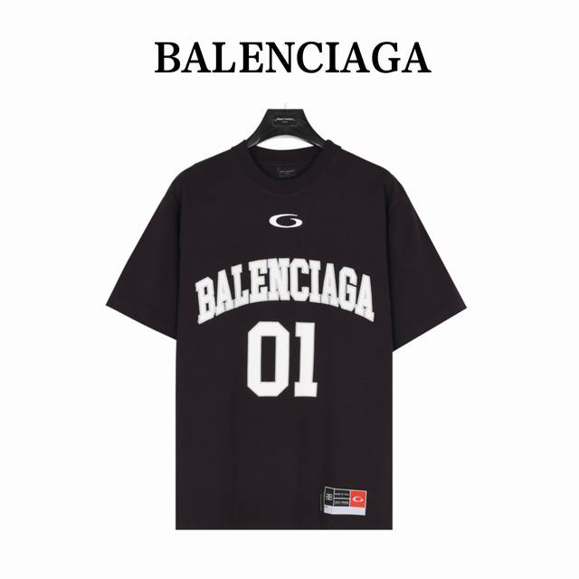本地自取230（支持放店） balenciaga/巴黎世家 新款刺绣01号篮球短袖 前面刺绣釆用田岛绣花机刺绣加印花，左下角车章仔，后片印花。砖柜同步.第一时间
