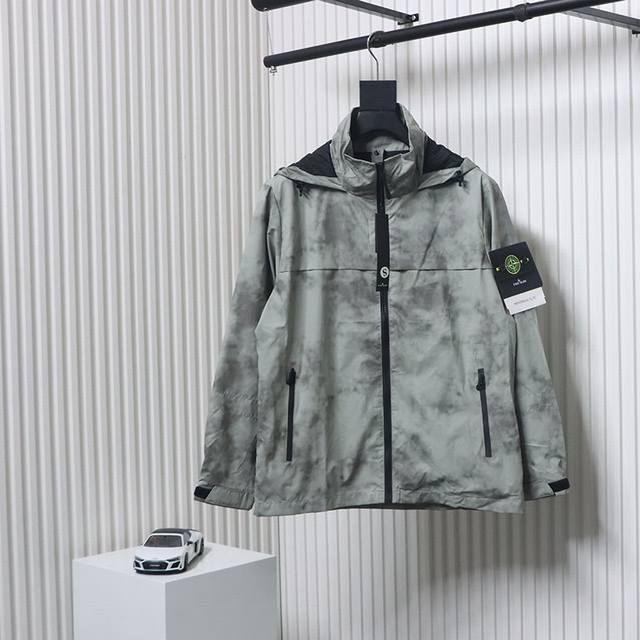 p350 Stone Island/石头岛 Ss25 简约舒适连帽拉链夹克外套 男女同款 Thorium夹克的标准款式设计简洁流 畅， 环境下还可轻松与硬壳衣物