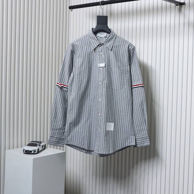 p310 Thom Browne/汤姆布朗Tb 纯棉竖条纹双织带长袖衬衫 面料采用色织工艺条纹采用100%新疆长绒棉 Tb双袖织带标志性新款后领红白蓝织带点缀