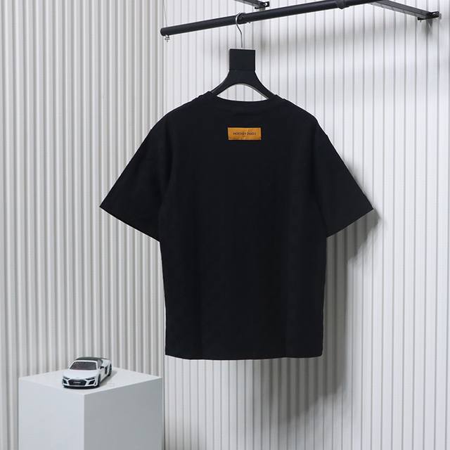 p200 Louisvuitton/路易威登 25Ss 满印老花暗纹提花短袖T恤 定制老花提花爽滑面料 质感舒适度都是拉满的 上身简约百搭， 手感非常舒服 超级