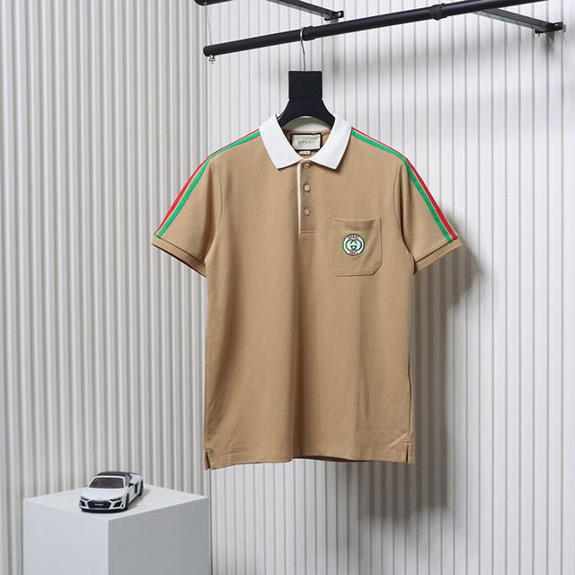 p210 Gucci/古驰 红绿条纹1921限定口袋Polo短袖 采用100%棉双面珠地面料，拆解纱线分析，订织蜂窝四角网眼胚布，衣领为双系统提花定织扁机制成，