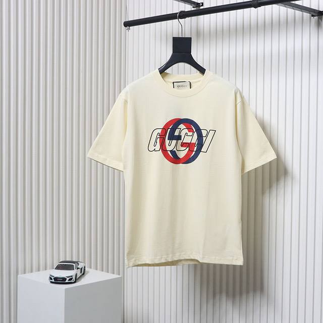 p170 Gucci/古驰 双G互扣Logo发泡印花短袖T恤 2024早春男装系列以缀饰活力印花的运动单品，迎接温暖季节的到来。 品牌织带继续为整个设计注入复古