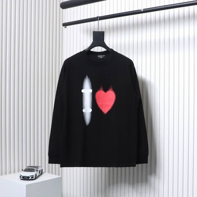 p190 Balenciaga巴黎世家白墨直喷爱心长袖T os版型真的很迷人 巴黎家联名也真的是绝绝子 每一季新品版型都做到极致 实穿度很高，随意搭都Nice
