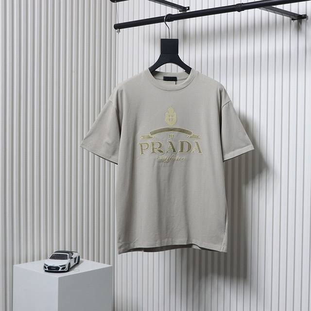 p210 Prada/普拉达 24Ss 皇冠勋章字母刺绣短袖 面料采用280克重精梳棉，定制32支1*1螺纹，成衣两遍水洗处理，面料舒适亲肤无异感，定制定染面料