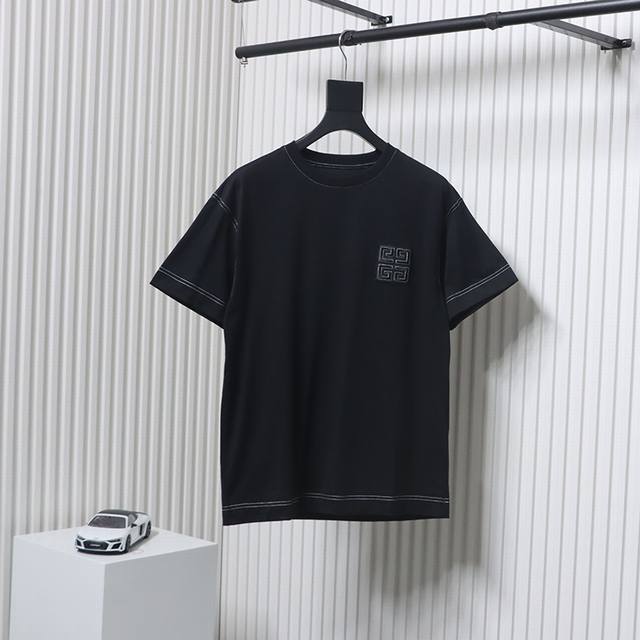 p200 Givenchy/纪梵希Gvc 胸口4G明线刺绣短袖T恤 采用100%棉质面料，柔软透气，让你在夏日里尽享舒适。 胸前4G刺绣牛皮贴布绣花，整件衣服搭