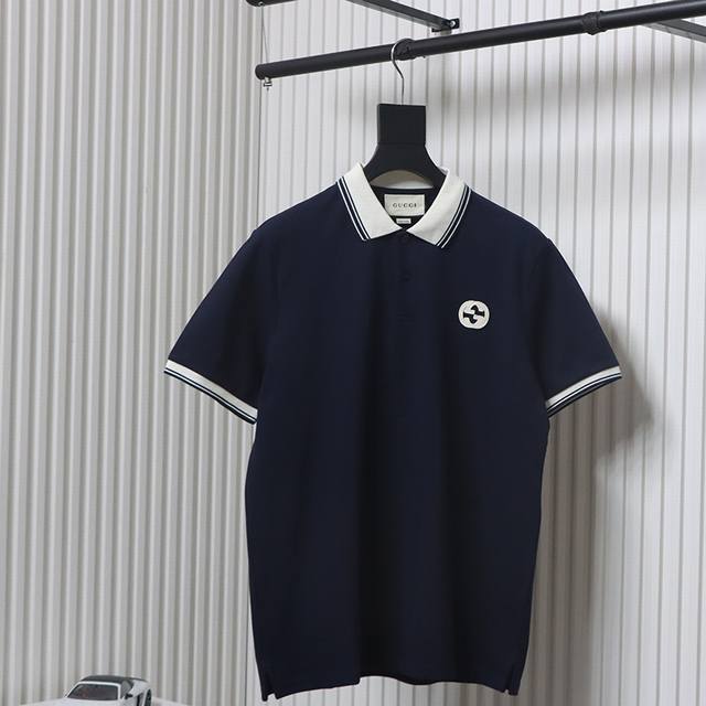 p210 Gucci/古驰 胸口镶嵌双G刺绣Polo短袖 采用100%棉双面珠地面料，拆解纱线分析，订织蜂窝四角网眼胚布，衣领为双系统提花定织扁机制成，有弹性，